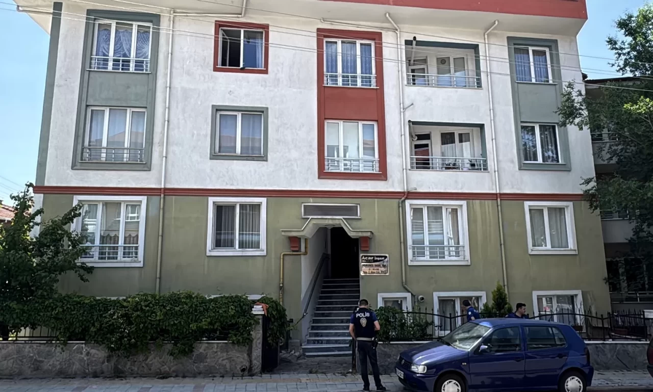 Kütahya'da pencereyi silerken 3. kattan düştü