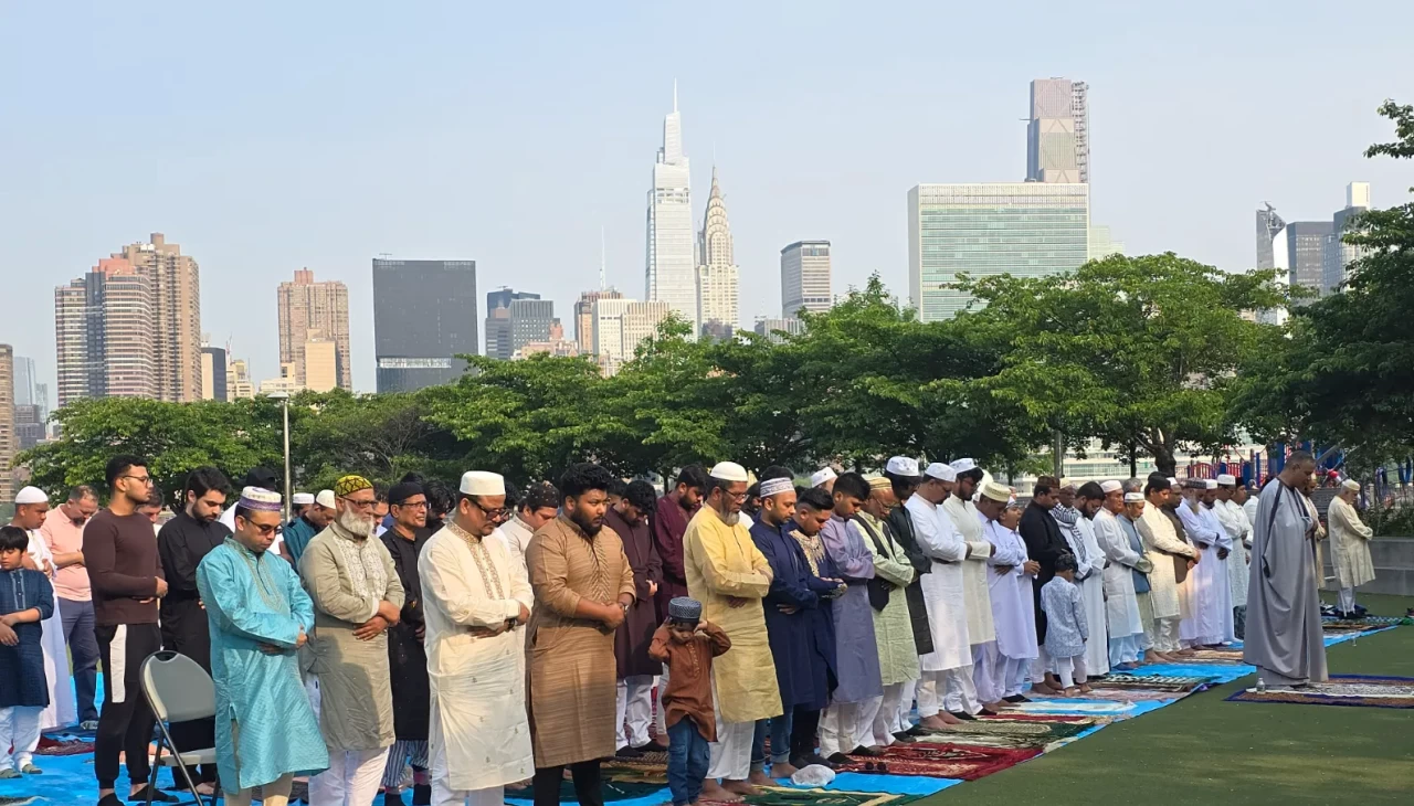 New York'ta bayram namazı sıcak hava nedeniyle parkalarda kılındı