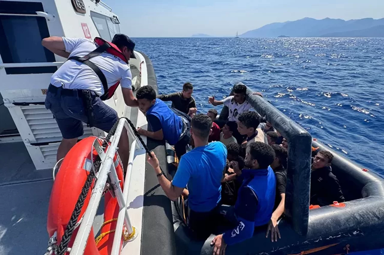 İzmir açıklarında 35 düzensiz göçmen kurtarıldı