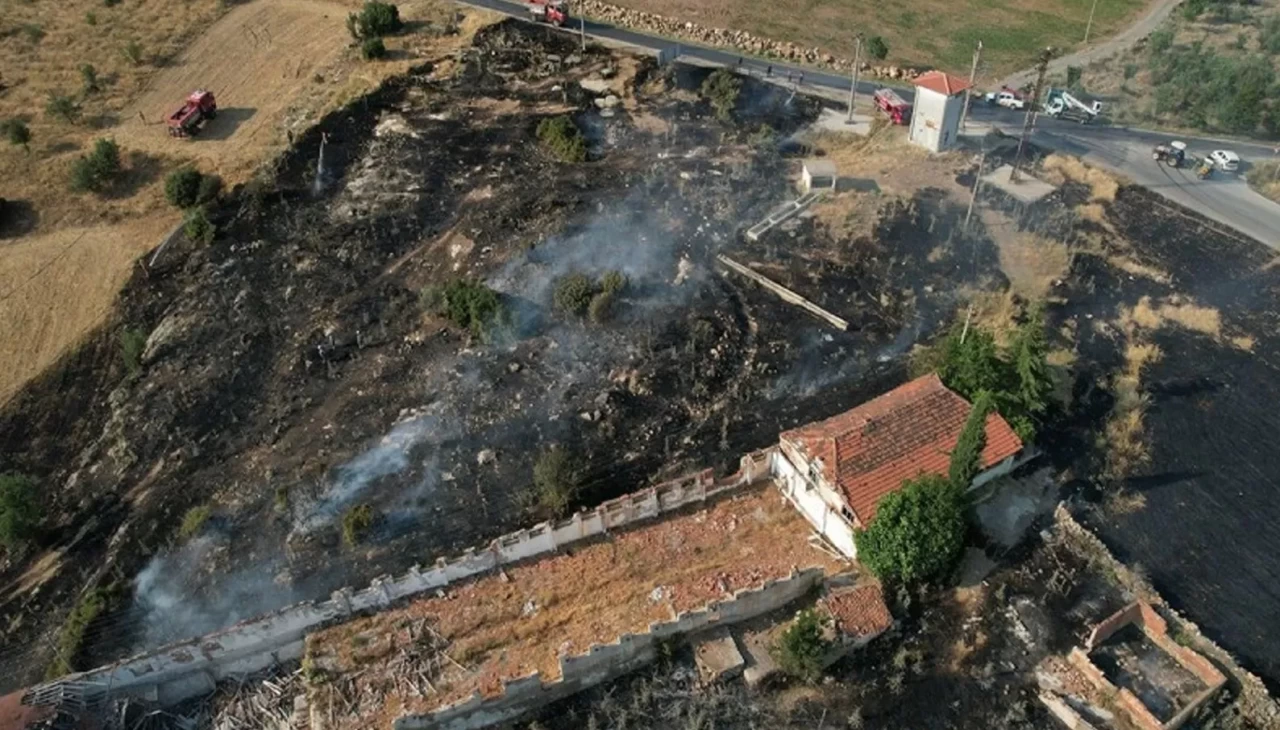 Manisa'da aynı anda iki farklı yangın: Tarlalar alev alev!