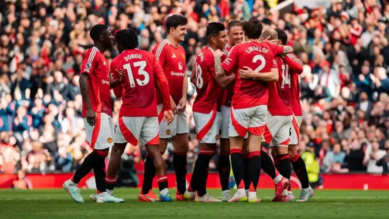 Manchester United'da büyük ayrılık dalgası: 10 futbolcuyla yollar ayrıldı