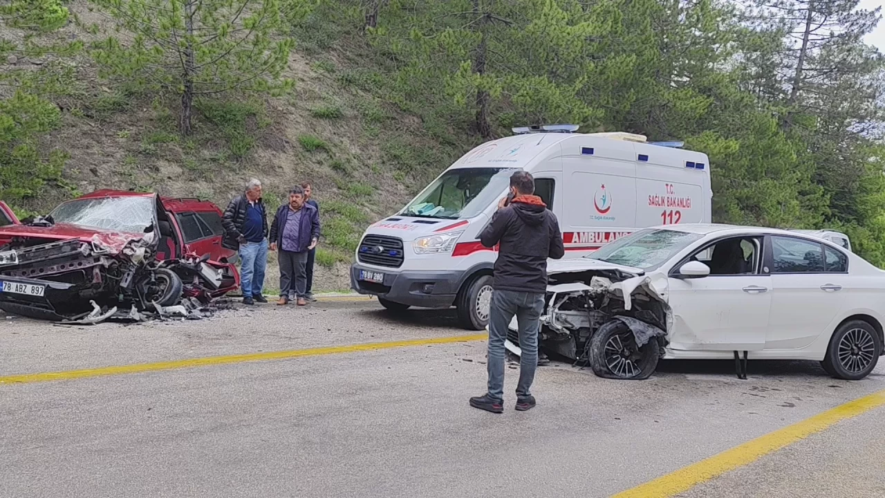 Karabük'te korkunç kaza! İki otomobil kafa kafaya çarpıştı: 8 yaralı