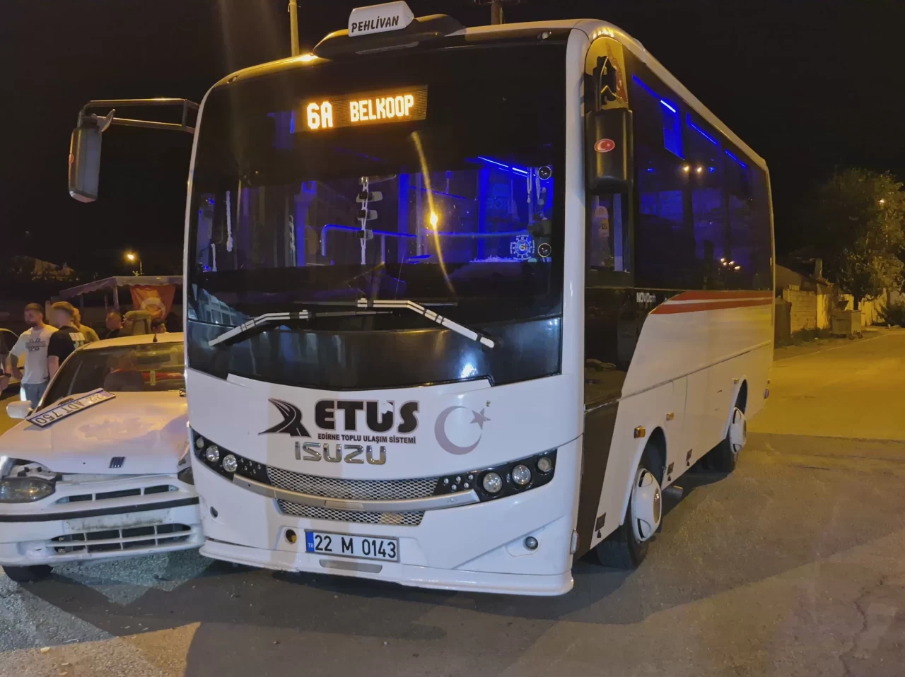 Edirne'de minibüsle çarpışan otomobil kazasında bir yolcu yaralandı