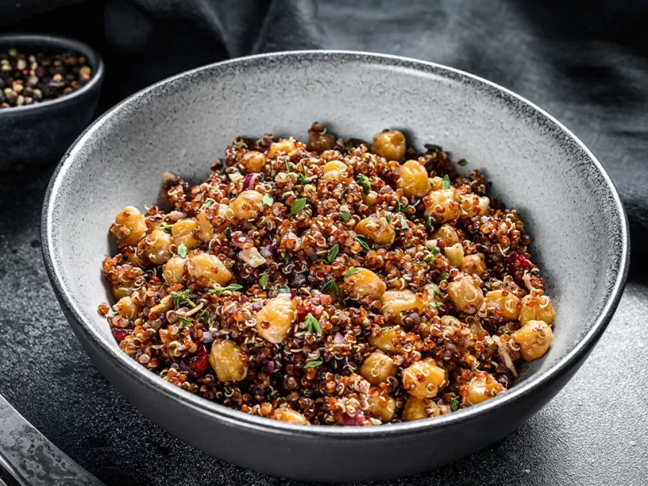 Ev yapımı nohutlu kinoa salatası tarifi