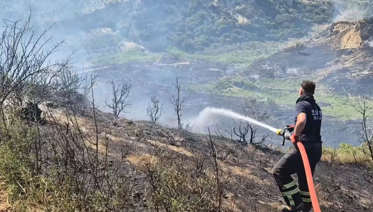 Tekirdağ'da otluk ve makilik alanda çıkan yangına havadan ve karadan müdahale edildi