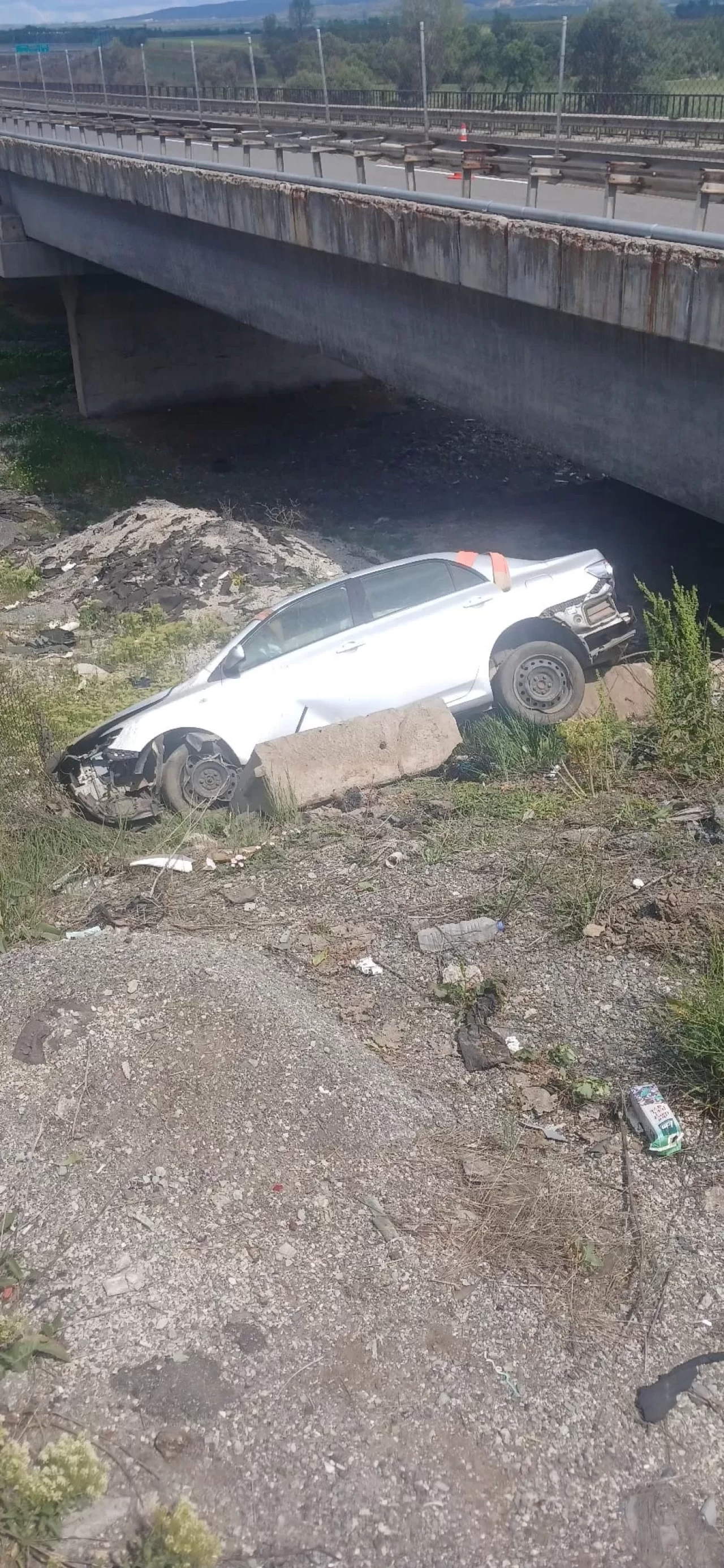 Bolu'da otomobil köprüden uçtu: 2 yaralı