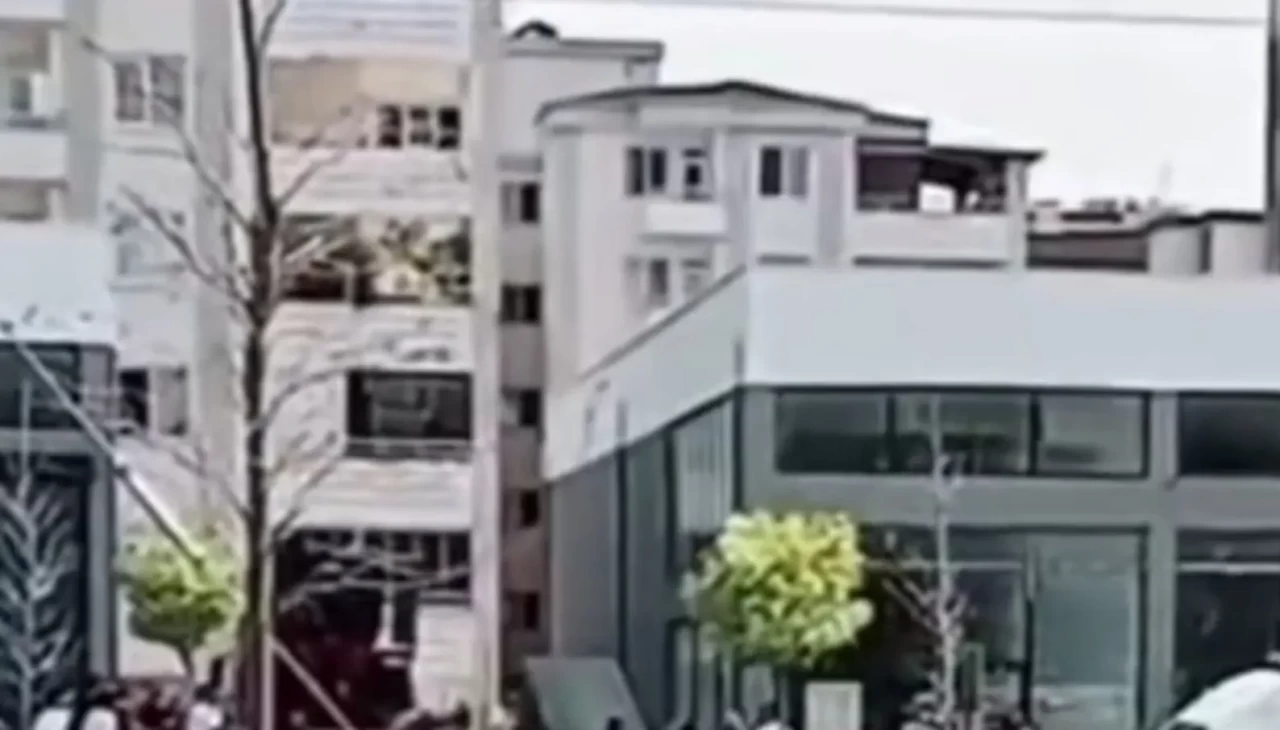 Temizlik yaparken 7. kattan düşen bina görevlisi hayatını kaybetti