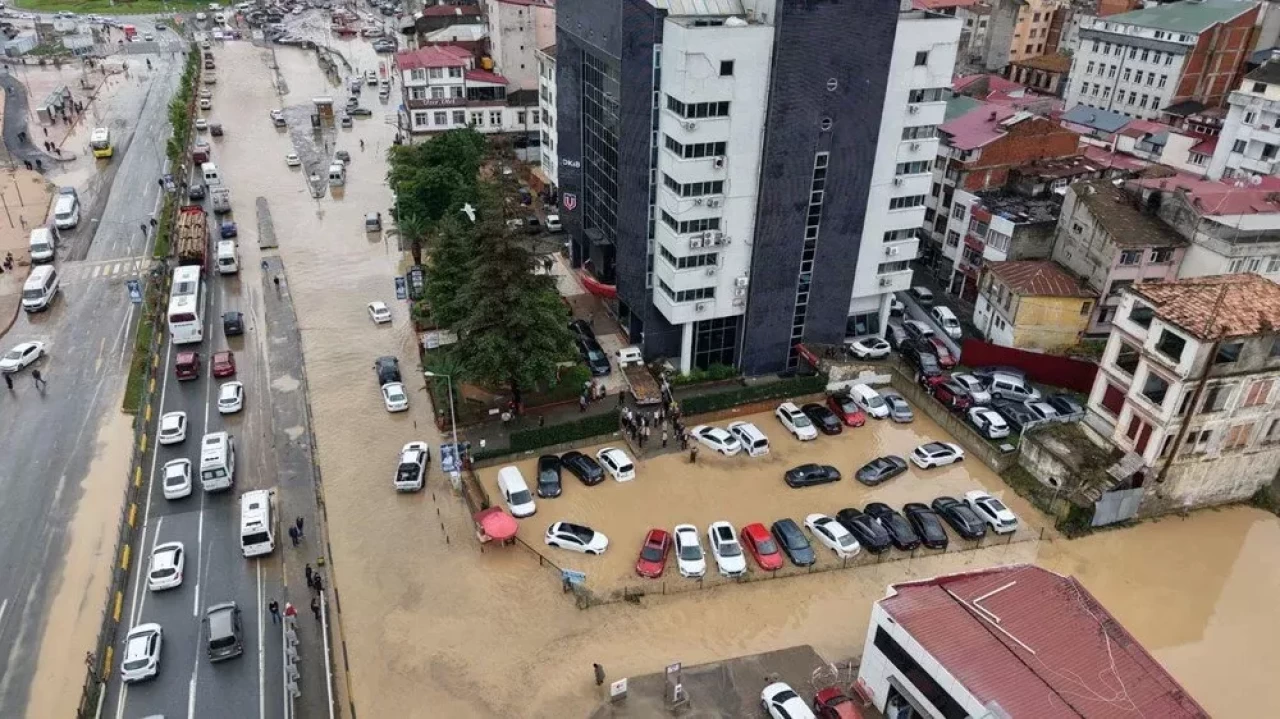 Trabzon'u sel vurdu! Hasar gün ağarınca ortaya çıktı: Kayıp kişi aranıyor