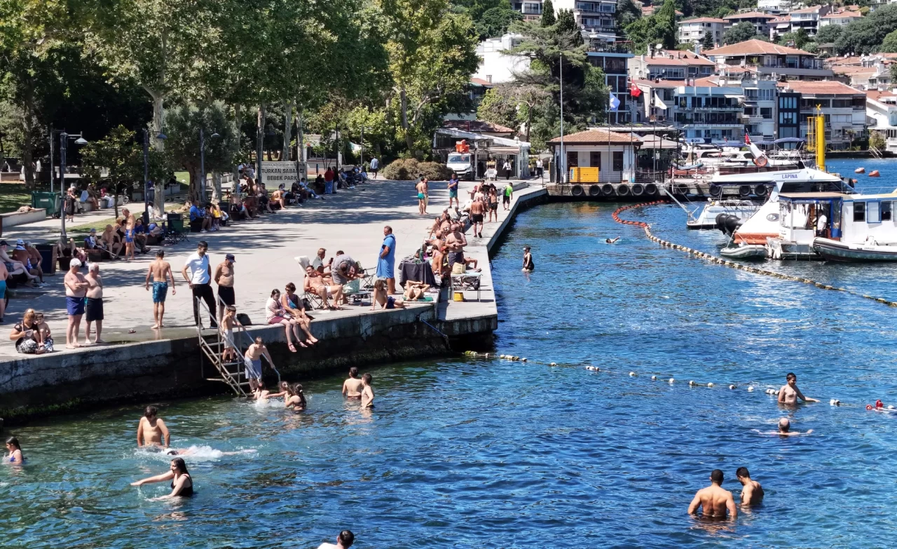 Sıcak havadan bunalan İstanbullular Boğaz'da serinledi