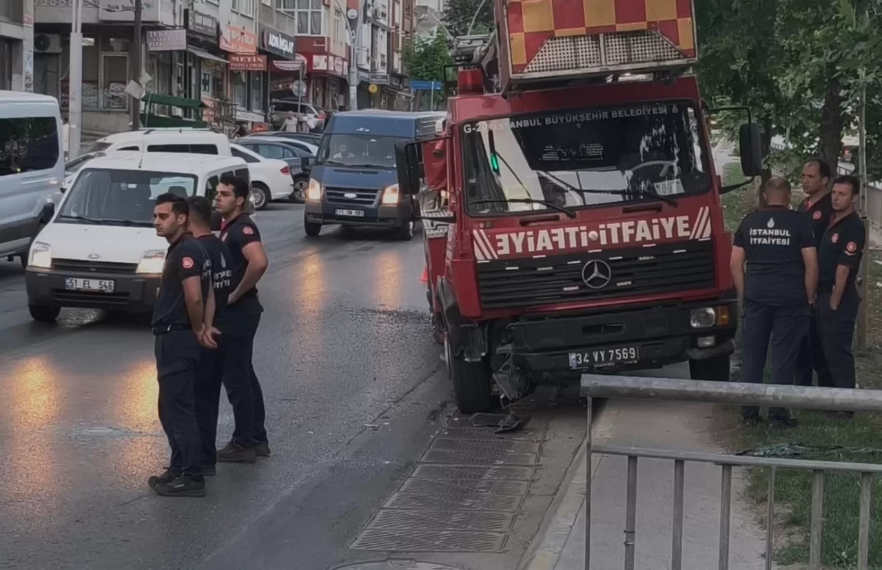 Sultangazi'de kaza yapan itfaiye aracı yayalara çarpmamak için refüje çıktı
