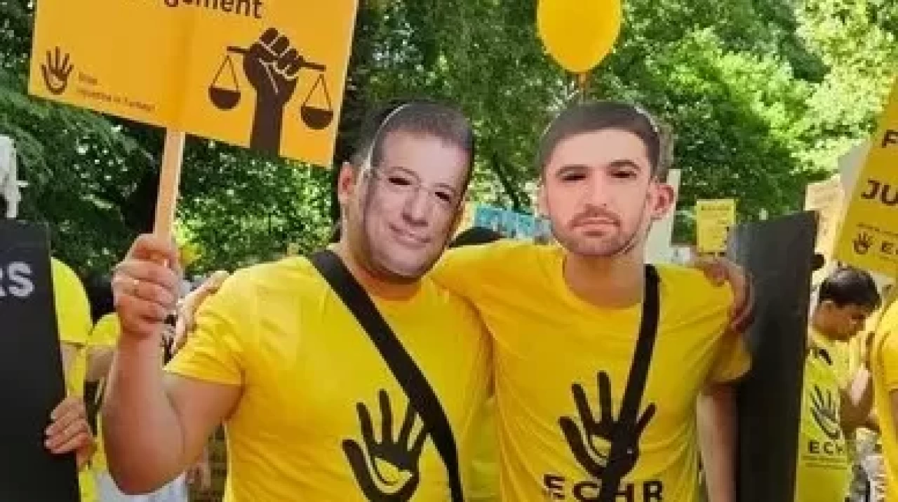 FETÖ’nün Avrupa tiyatrosu! İmamoğlu maskeli destek