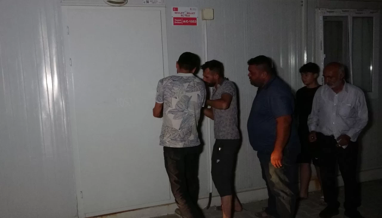 Konteynerden gelen kötü koku paniğe neden oldu: Ölü olabileceği ihtimali korkuttu
