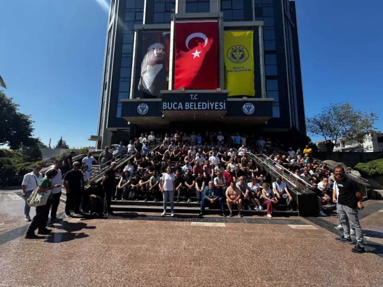 İzmir Buca'da grev 6 gündür devam ediyor, çöp yığınları yükseliyor