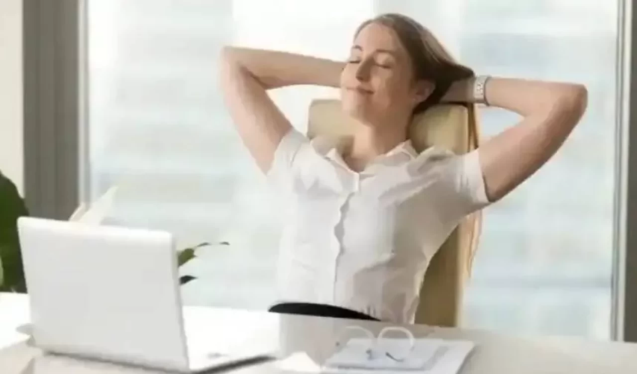 Uzun çalışma saatlerinde vücudunuzu rahatlatacak 5 hareket