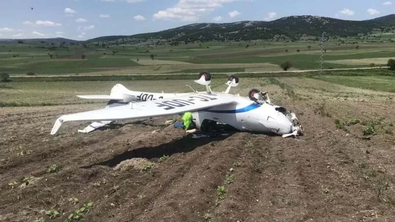 Zorunlu iniş yapan eğitim uçağı ters döndü