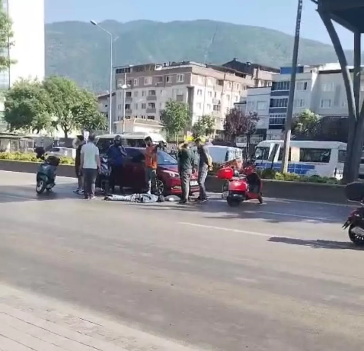 Üst geçit ihlali kazaya mâl oldu... Otomobilin çarptığı kadın ağır yaralandı