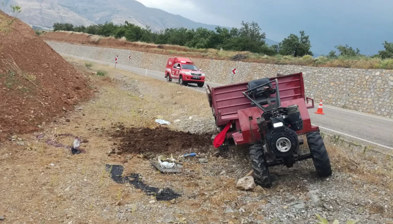Devrilen traktörün altında kalan sürücü hayatını kaybetti