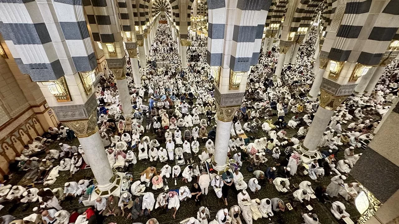 Mukaddes topraklarda cuma coşkusu! Hacılar Mescid-i Nebevi’de namaz kıldı