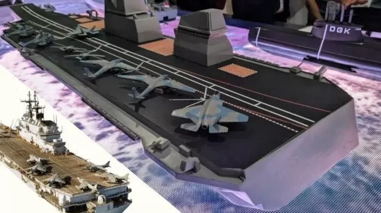 O ülkenin uçak gemisi maketinde Türk detayı! Gururlandıran ayrıntı