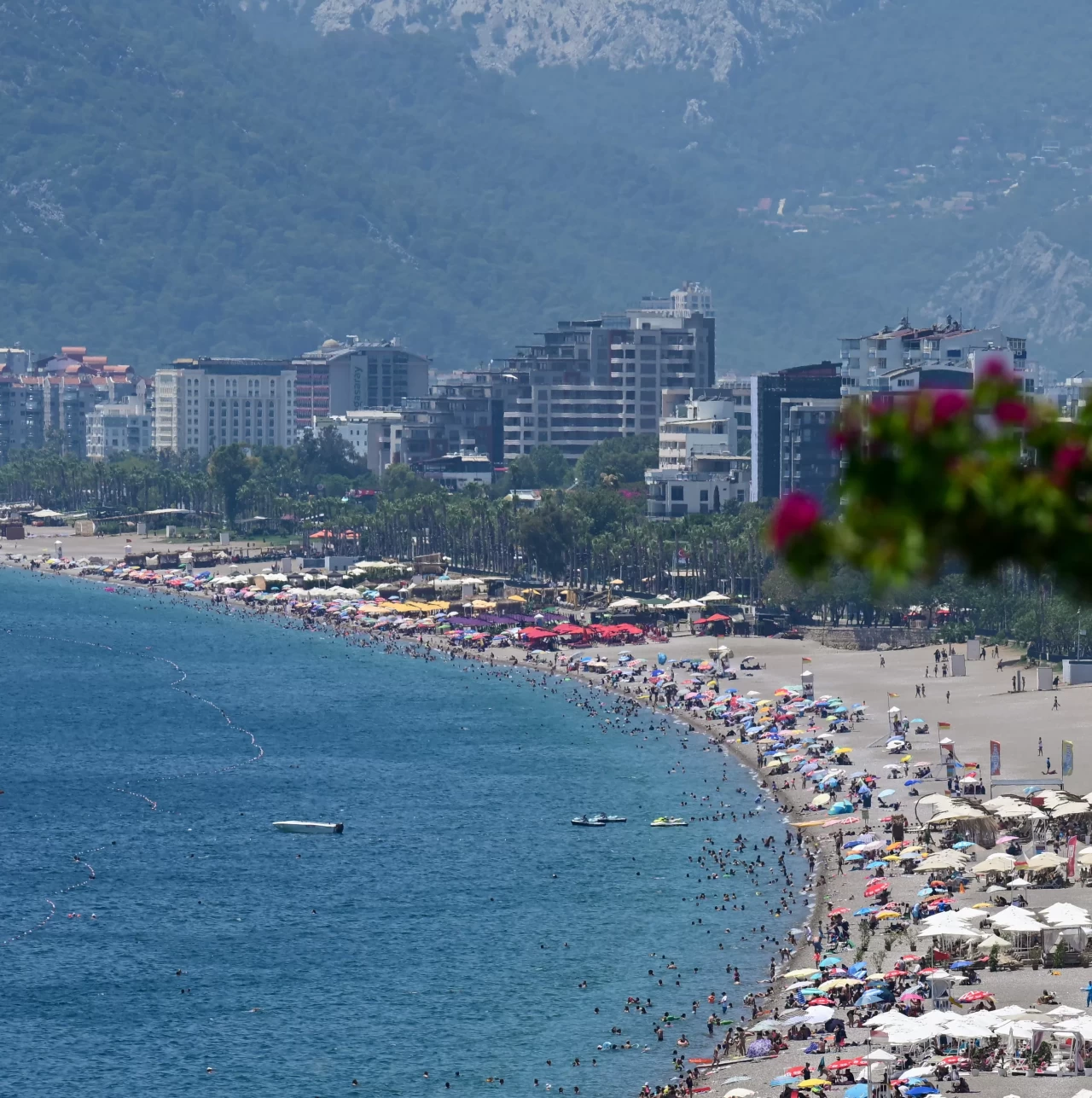 Antalya'da bunaltıcı sıcaklar sahilleri doldurdu