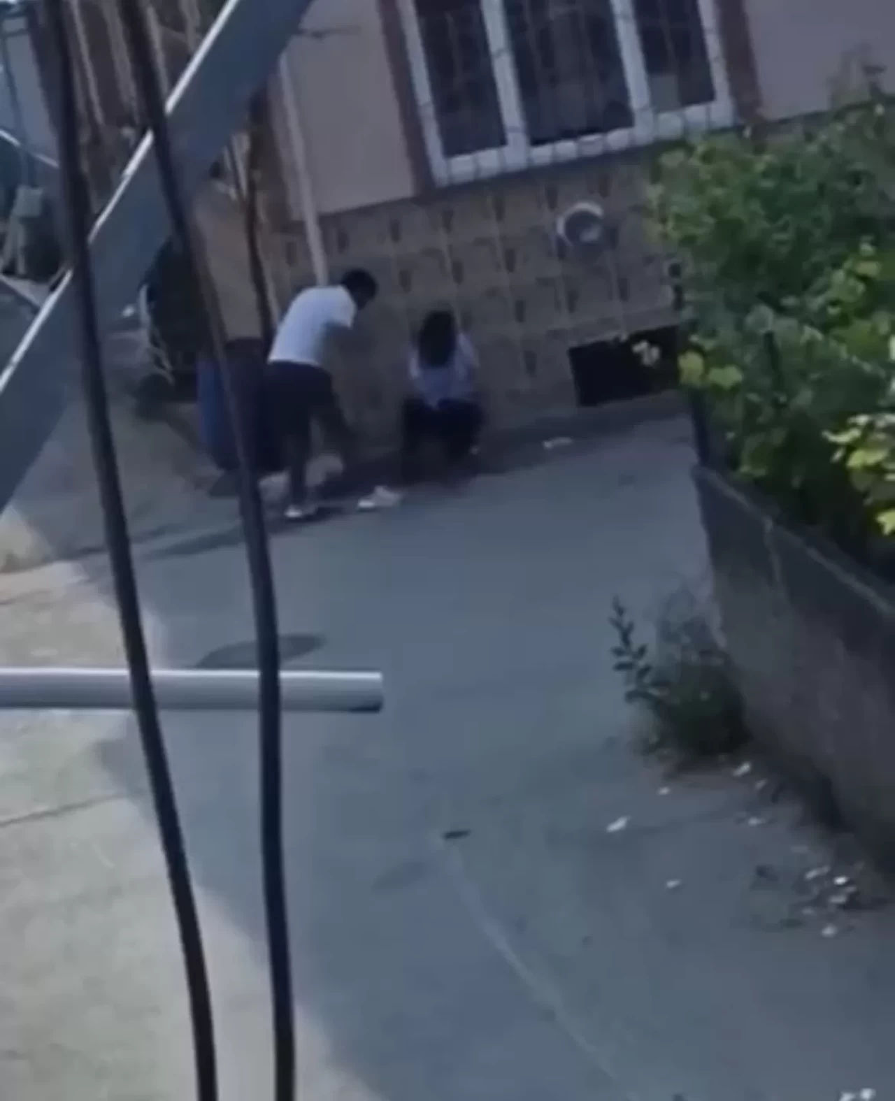 Dehşet anları! Bursa'da tartıştığı kadını yol ortasında sürükledi