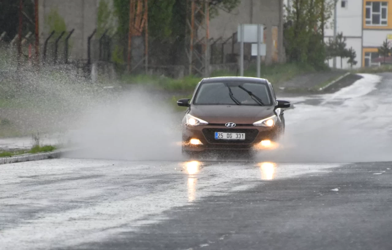 Kars'ta sağanak ve dolu etkili oldu