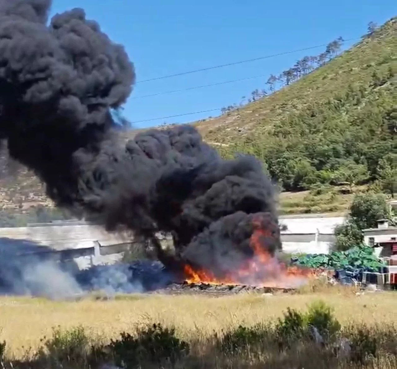 Mersin'de yangın paniği: Maddi hasar var