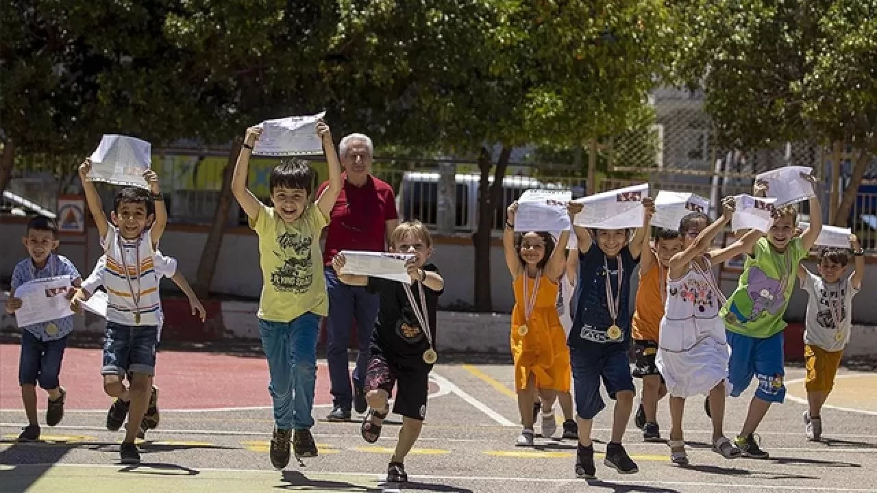 Karne günü heyecanı! Okullarda zil tatil için çaldı