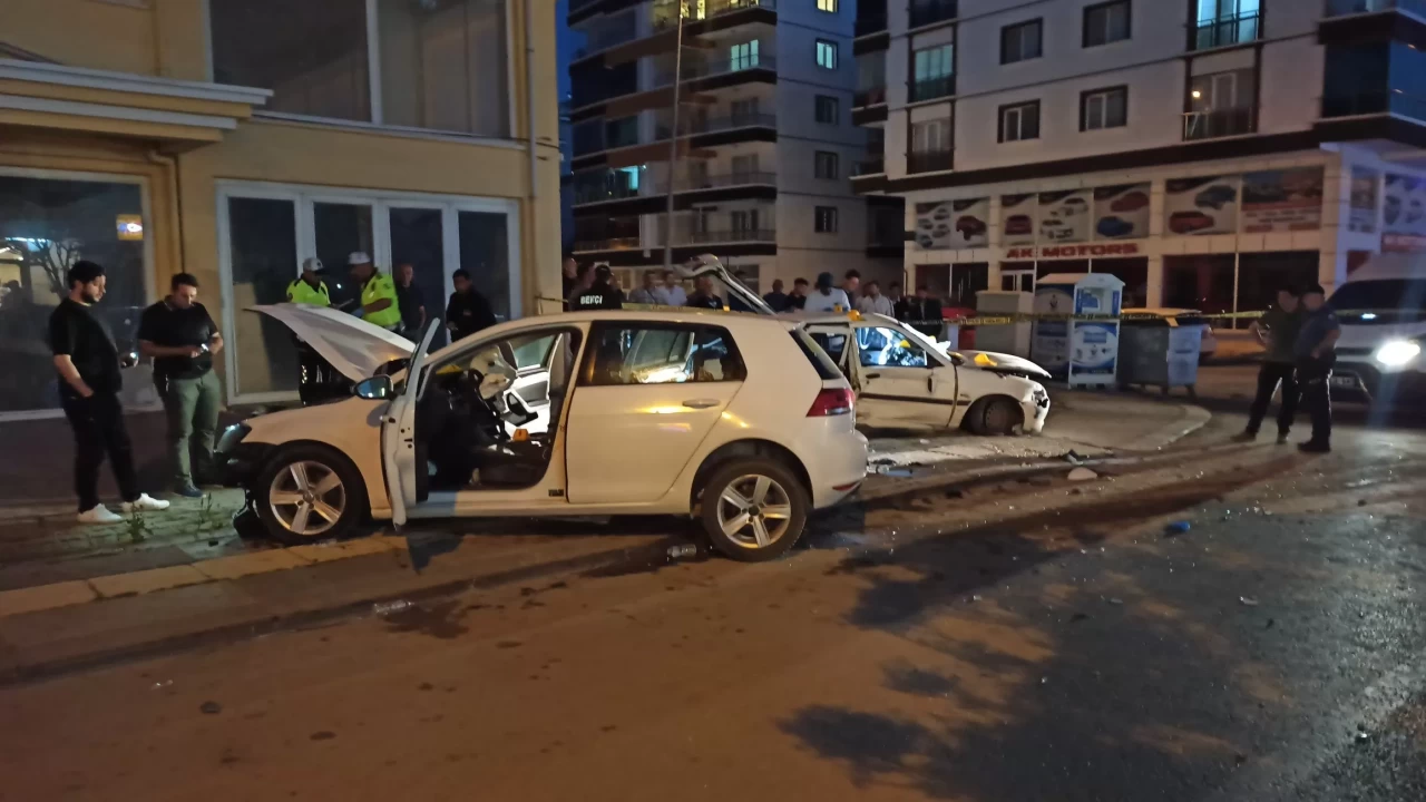 Ankara'da korkunç kaza: İki otomobil çarpıştı, 5 yaralı