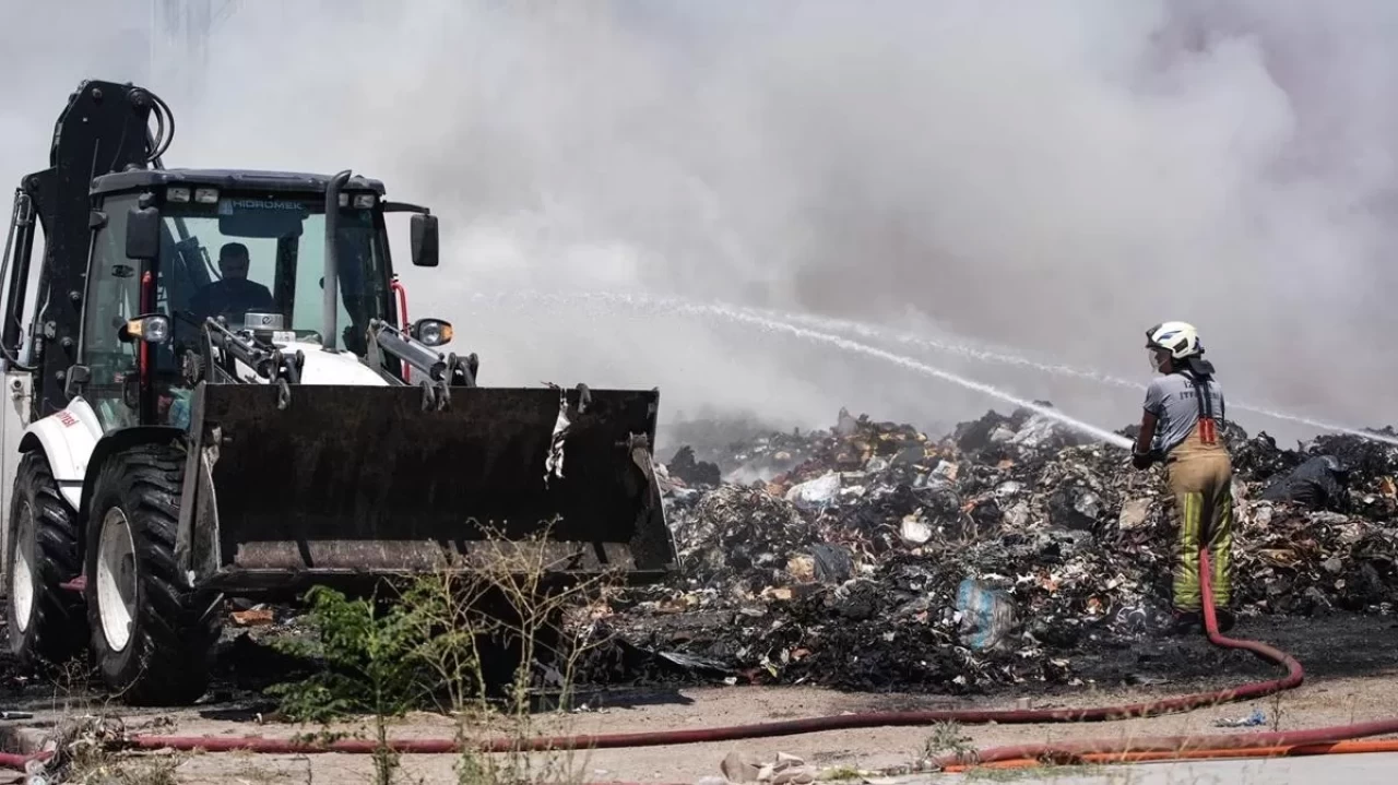 Çöp dağları alev aldı! İzmir’in bitmeyen çilesi yine yüzünü gösterdi