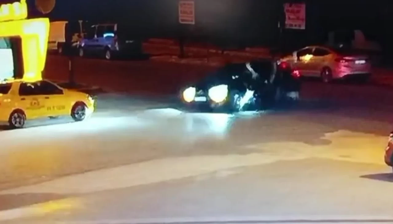 Motosiklet sürücüsü takla atıp otomobilin üzerine düştü... O anlar kamerada