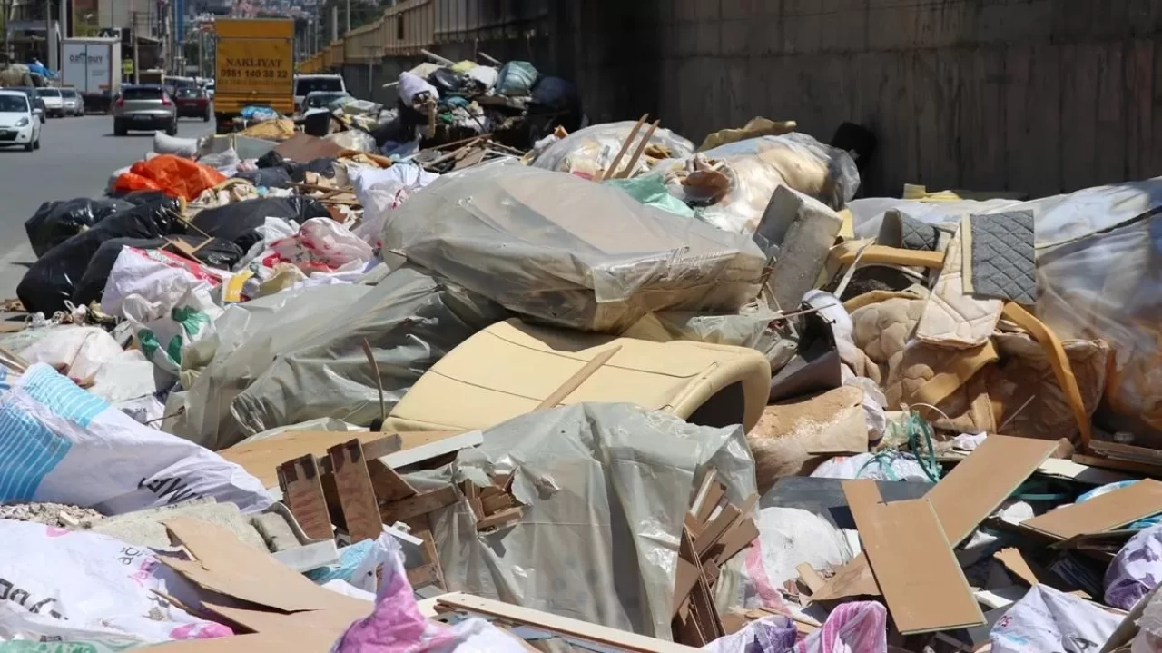 İzmirlini çilesi bitmiyor! Çöp bitmeden mobilya yığınları geldi...