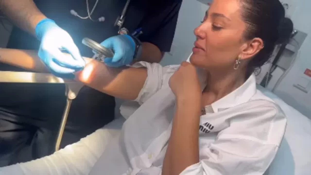 Pelin Akil'in koluna kene yapıştı, parçası içeride kalınca hastanelik oldu