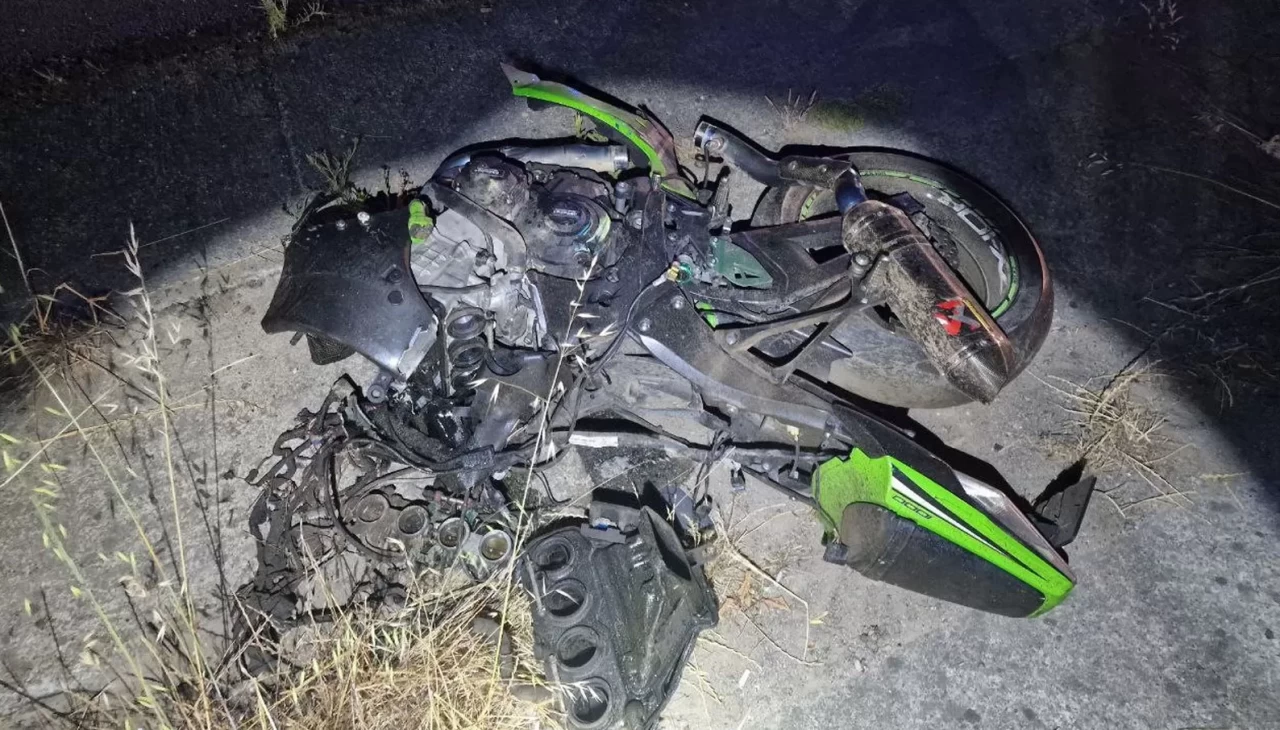 Yarış yaparken farları yanmayan otomobile çarpan motosikletler paramparça oldu