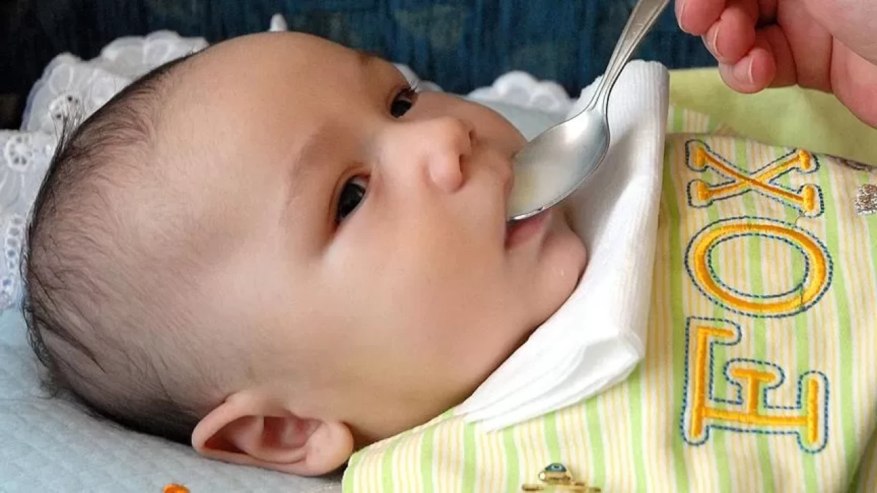 Bebekler için sindirimi kolaylaştıran pirinç unlu anne çorbası tarifi