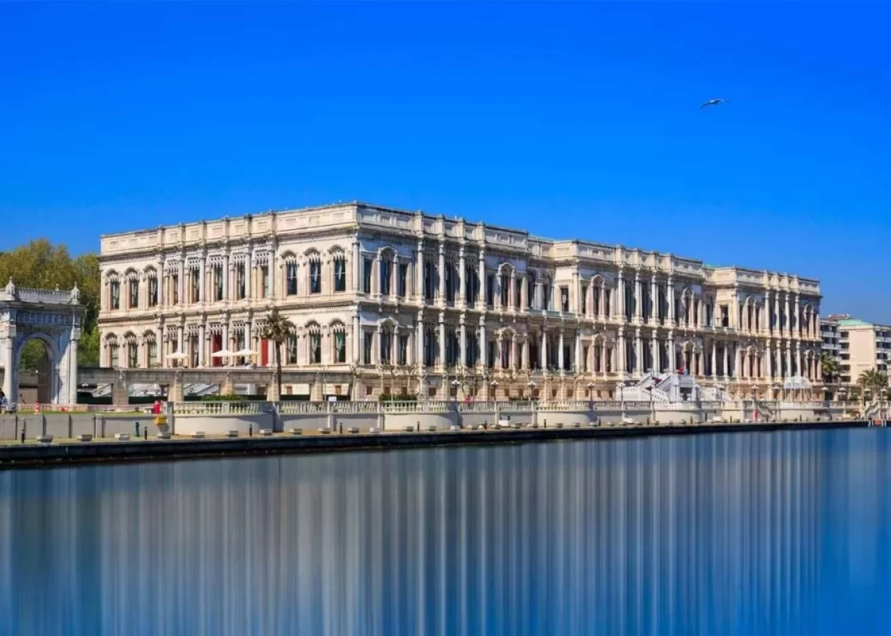 Çırağan Sarayı Ziyaret Rehberi: Giriş Ücreti, Saatleri ve Tarihi Bilgiler