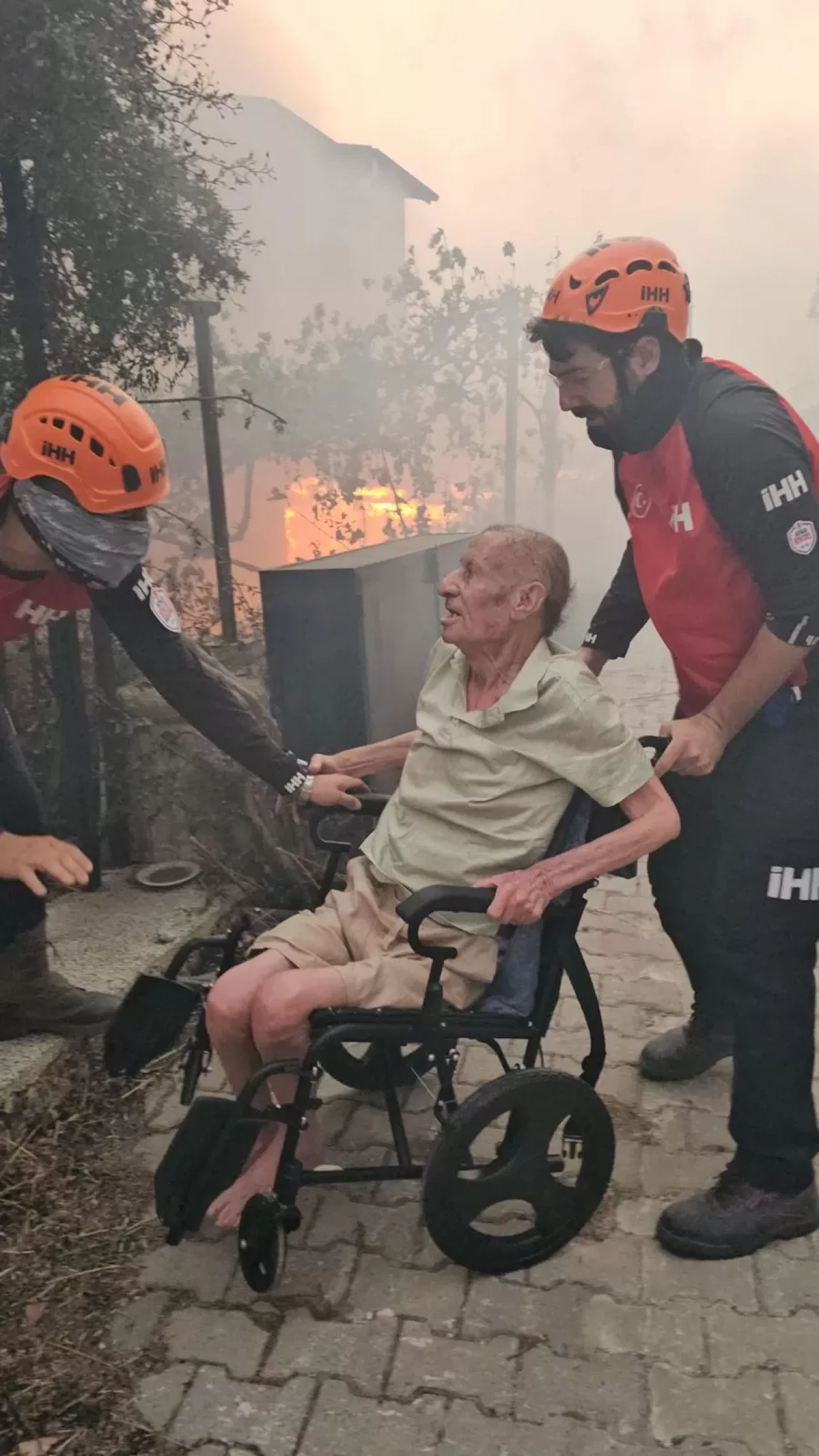 İHH Arama Kurtarma İzmir ekibi, Seferihisar'daki yangında evi yanan engelli kişiyi kurtardı