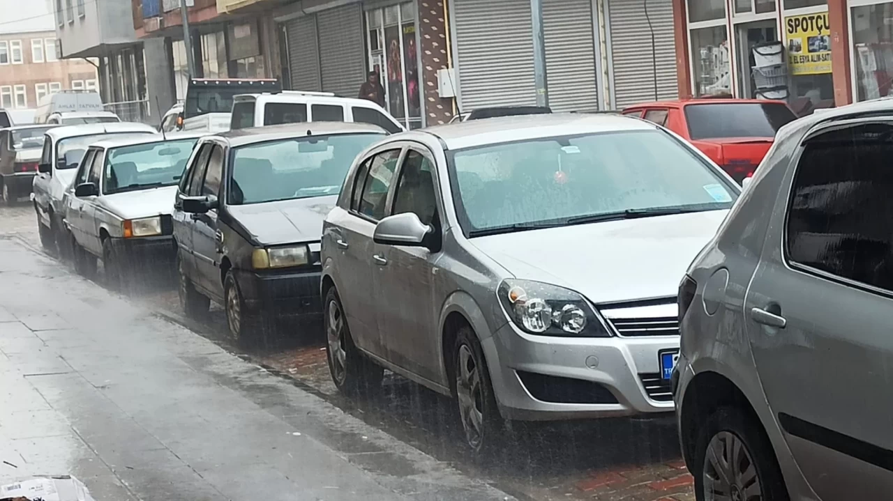 Bitlis'te ani hava değişimi: Güneşin ardından gök gürültülü sağanak yağış başladı