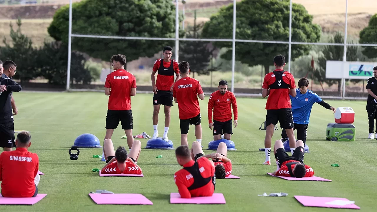 Sivasspor yeni sezon hazırlıklarına Osman Zeki Korkmaz yönetiminde başladı