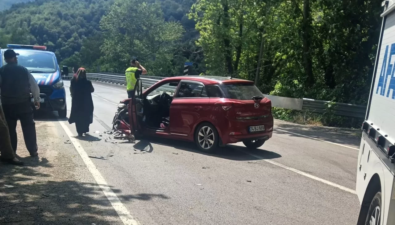 Bartın yolunda kaza: Arabada sıkışan iki kişi kurtarıldı