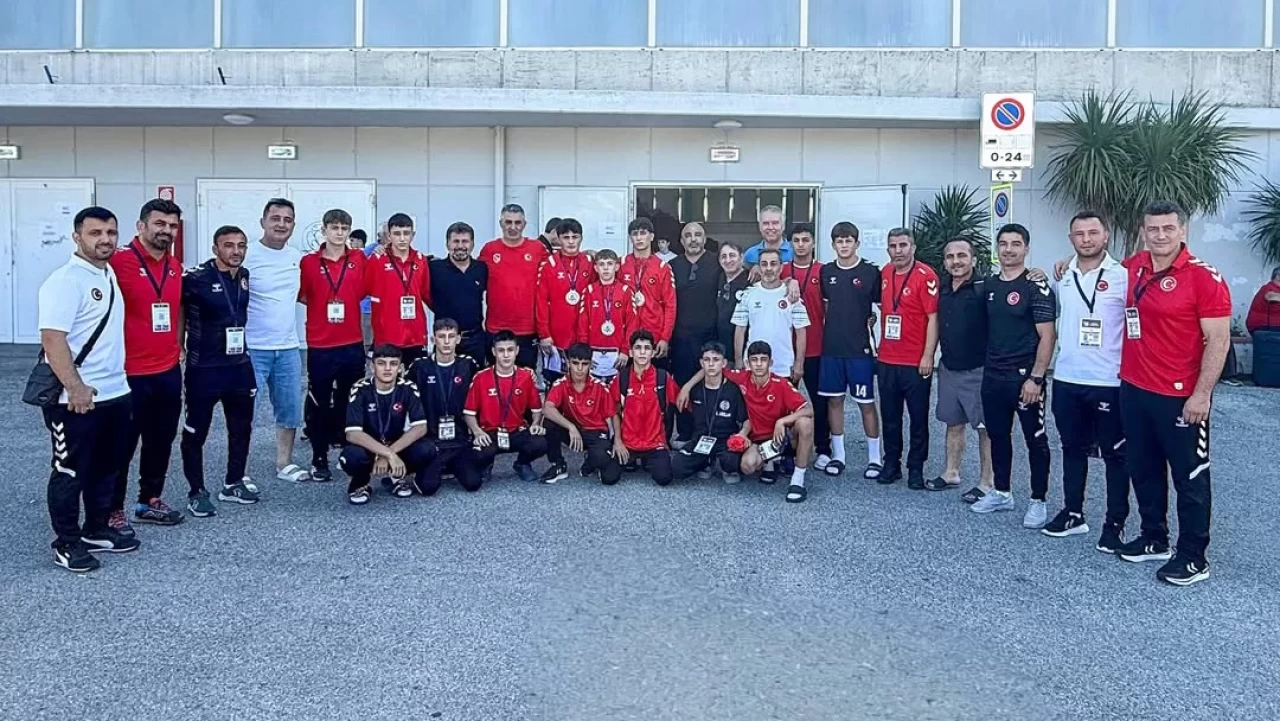 Milli Güreşçilerden Avrupa Şampiyonası’nda 3 madalya