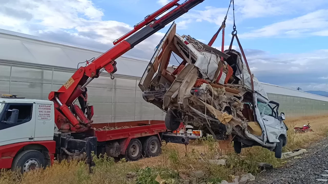 Afyonkarahisar'da tren minibüse çarptı: Minibüs sürücüsü yaralandı