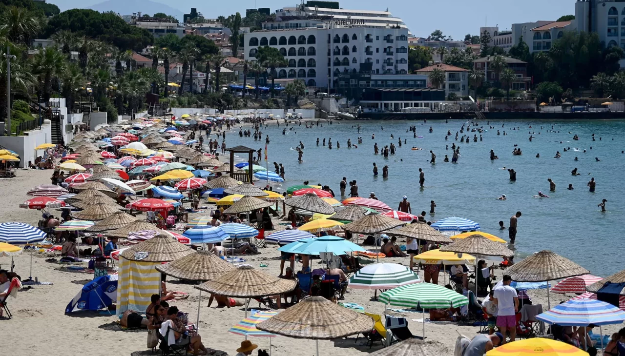 Sıcak havadan bunalanlar denizlere akın etti