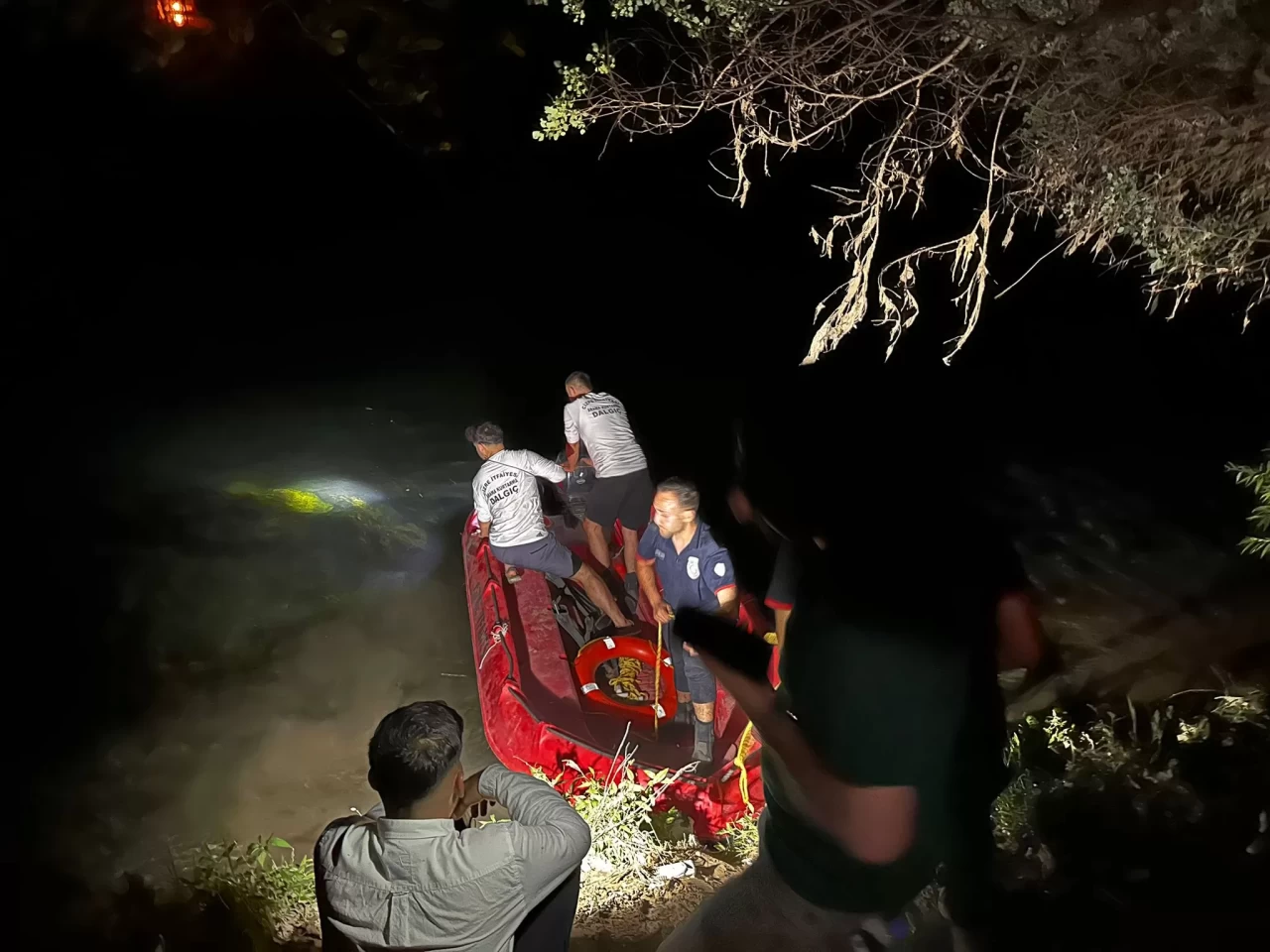 Dicle Nehri'nde mahsur kalan 4 kişi kurtarıldı