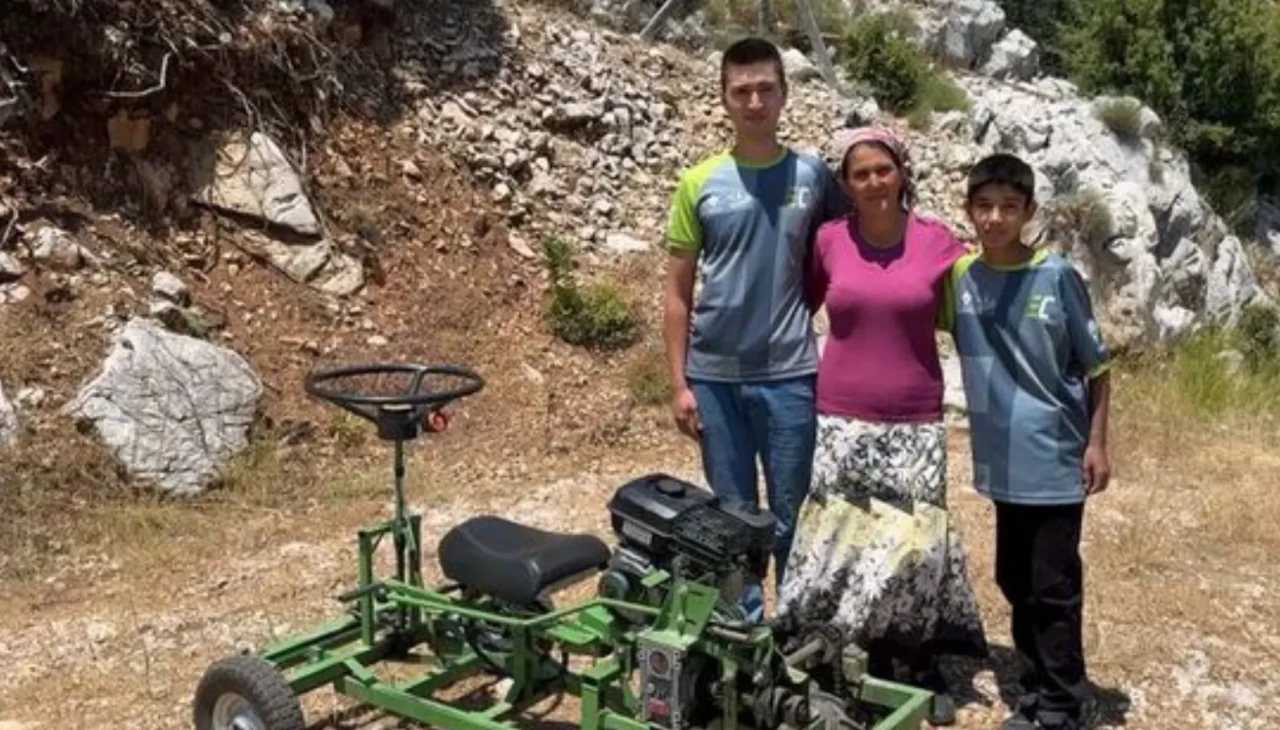 Muğla kırsalda elektriksiz evde başladı, annesi için traktör yaptı