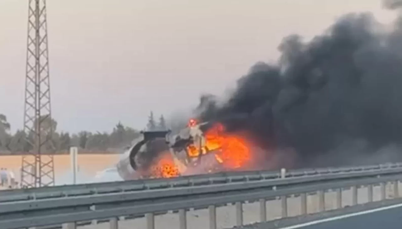 Anız yangını seyir halindeki yakıt yüklü tankere sıçradı: Kilometrelerce araç kuyruğu oluştu