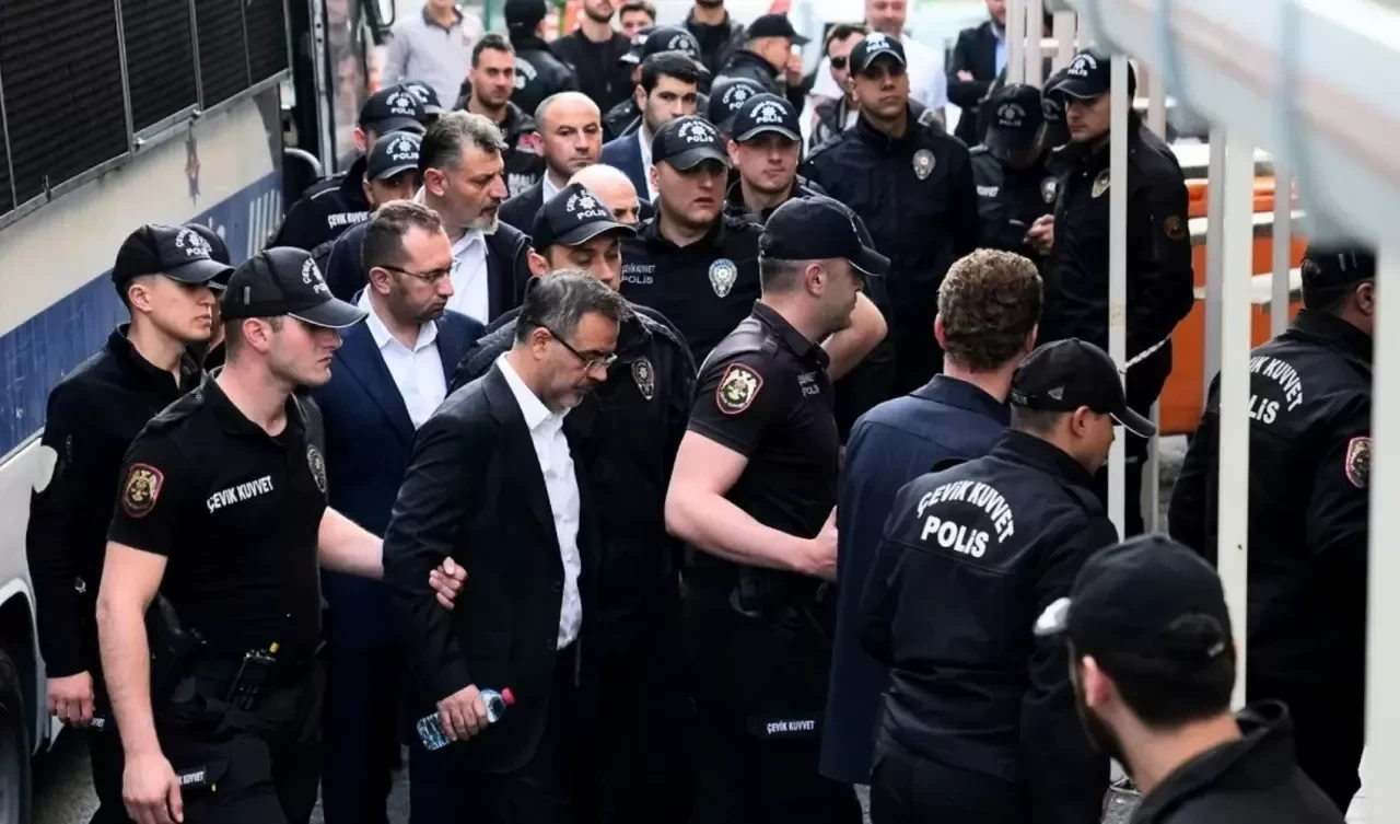 İBB'ye yönelik yolsuzluk operasyonlarında 5 belediye başkanı görevden alındı