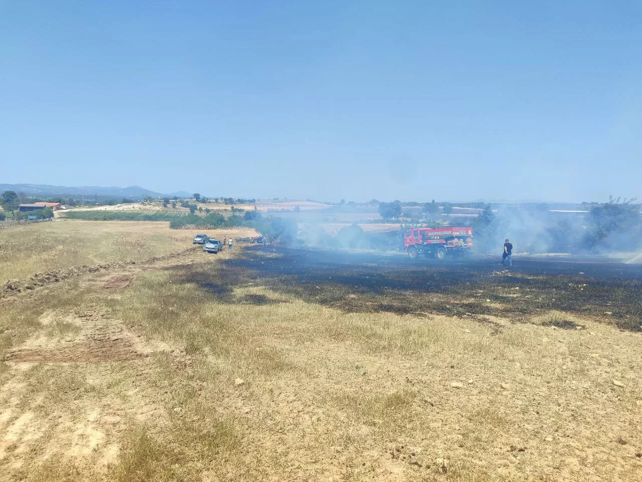 Çanakkale'de tarım arazisinde çıkan yangına müdahale ediliyor