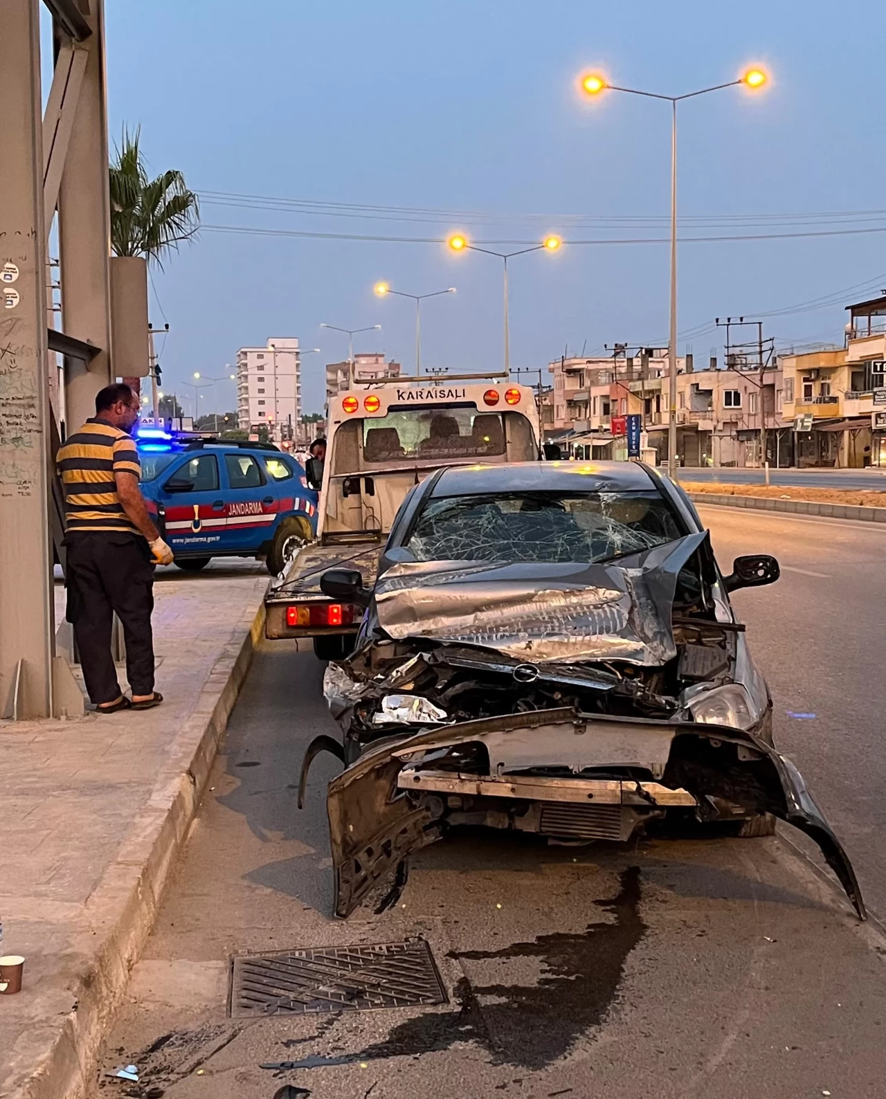 Mersin Erdemli'de kaza: Üst geçide çarpan otomobilde 6 yaralı!