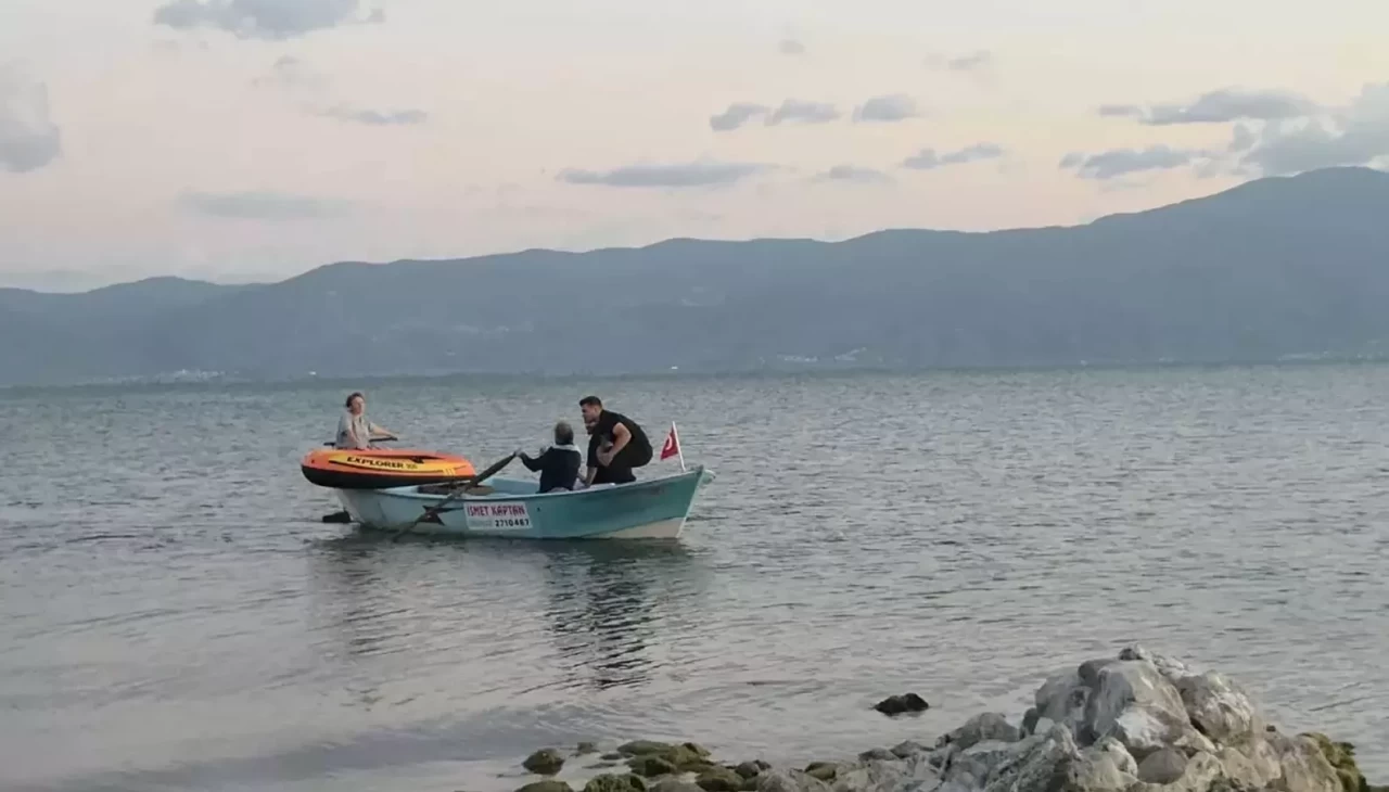 Botla İznik Gölü'ne açıldı gölün ortasında mahsur kaldı
